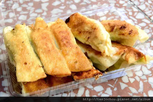 花花，甲飽沒【台南食記】幸福鍋貼 網友口中翻牆也要吃的老攤美食！蔬菜煎餅更是推薦！