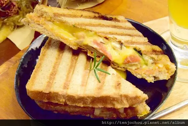 花花，甲飽沒【台北食記】桂舍花房 爆料帕里尼 台灣產地直銷農作物入菜 民生社區咖啡店推薦