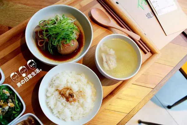 【男子吃吧】ERC Cafe X 堤緣雞塢精緻台式料理，定食三菜一湯一主菜概念，貨櫃裡用餐像是參與了行動藝術。阿達阿永咖啡廳。