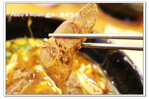 【新竹美食．湖口】老皮哥牛肉麵~新豐旗鑑店．湖口必吃美食 豆漿/豆花免費吃到飽〈原味牛肉麵/沙茶牛肉炒飯〉