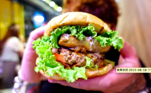 台北大安 burgar ray個性漢堡 今天心臟病了沒 客製化漢堡滿滿生菜隨你配～