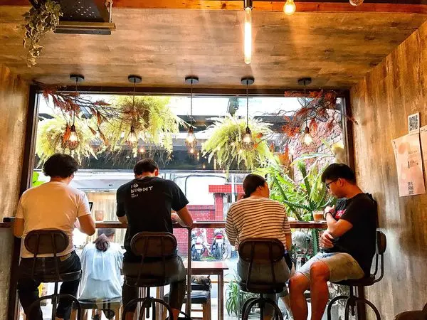 食記｜台北松山區｜Remember Me 記得我 Café｜不限時咖啡廳｜店長超可愛帥帥的。捷運小巨蛋站八號出口