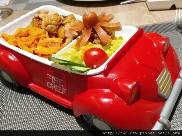 台北【沃克牛排VOLKS】兒童餐好吸睛 現烤麵包 湯品無限加點～全新裝潢～初體驗