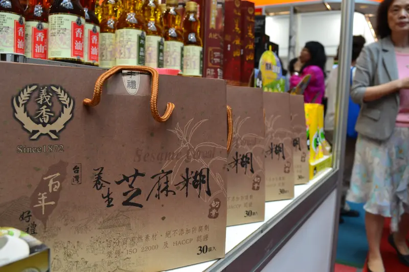 走來始終如一 百年情義年年飄香