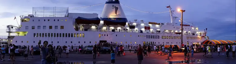 書船進港人太多，夕陽無限好，只是天黑快