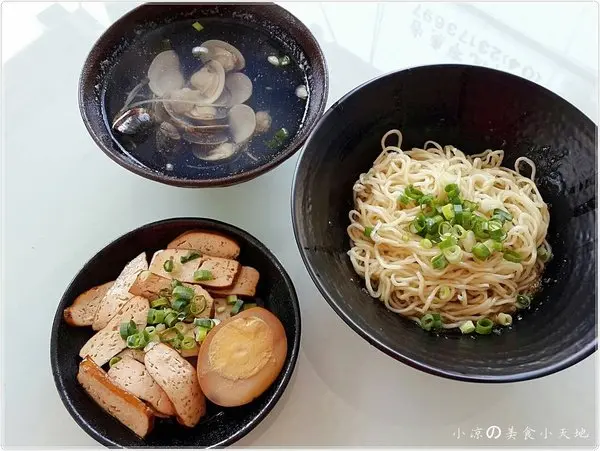 『台中。南區』由子麵舖║正港銅板美食。45元讓遊子思思念念。不起眼的小店傳來陣陣古早味蔥油香……