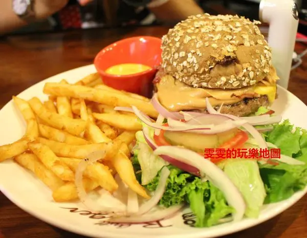 [新北林口]BRAVO BURGER發福廚房林口店~就是要大口吃肉才爽快,花生醬牛肉堡大推啦