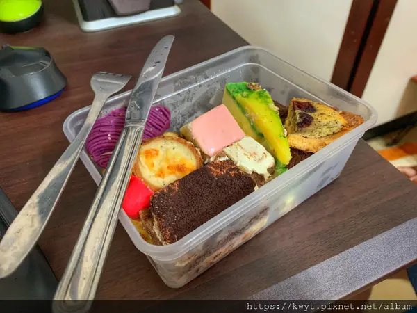 【高雄。美食】薇庭烘焙。惜福蛋糕，一個蛋糕盒裡吃到多種款式的甜點，珍惜每一分食材的好吃麵包、蛋糕店，必須分享一波｜附蛋糕菜單