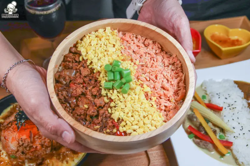 前鎮捷運美食 Awake Coffee 創意南洋風味餐點，大推熔岩打爆豬、爽口鮭魚三色飯、必點招牌雙醬咖哩 - 跟著尼力吃喝玩樂＆親子生活