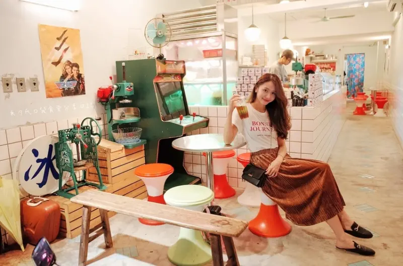 ｜關於美食（台北東區 x 小時候冰菓室）｜禾乃氏口袋食堂分享日誌－踏入從前時光玩味，美味傳統小吃特級滷牛肉飯噴香飽足，熱呼暖胃湯品與童年復刻剉冰滋味。