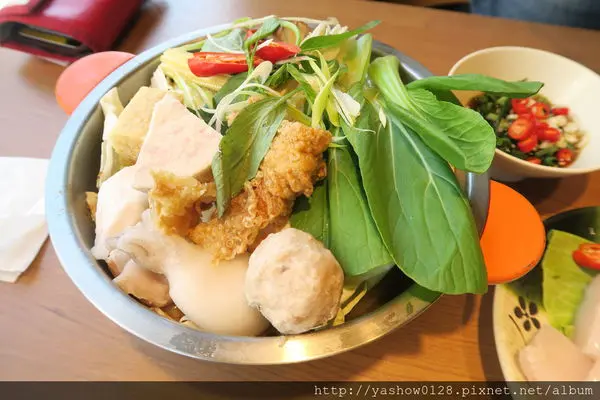 台中西區火鍋。。鬼椒一番鍋(美村店)~~湯頭表現出乎意料的滿意，個人平價小火鍋，CP值算高喔~~
