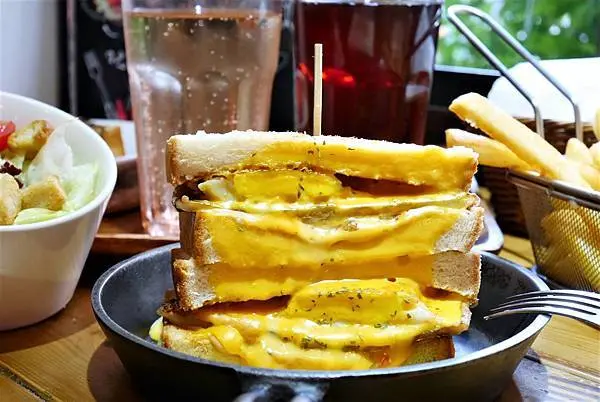 蘆洲早午餐-再一塊吧ing蘆洲店.熔岩花醬肉蛋吐司/巧克力岩漿吐司美味爆餡.必吃蘆洲美食.超人氣早午餐餐廳!