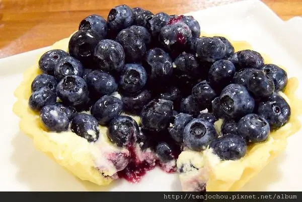花花，甲飽沒【台北食記】春末夏初 真材實料藍莓塔 鬆餅早午餐 捷運松山線南京三民站美食推薦