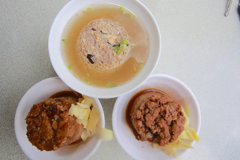 吃。高雄|鹽埕區|超過六十年老店。高雄在地超知名店家，用餐時間人潮滿滿「北港蔡三代筒仔米糕」。