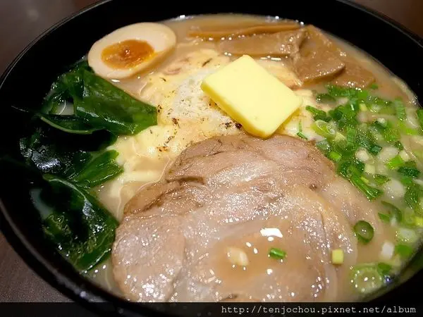 花花，甲飽沒【台北食記】麵屋元 免費加麵！120元高cp值拉麵 師大夜市必吃美食推薦