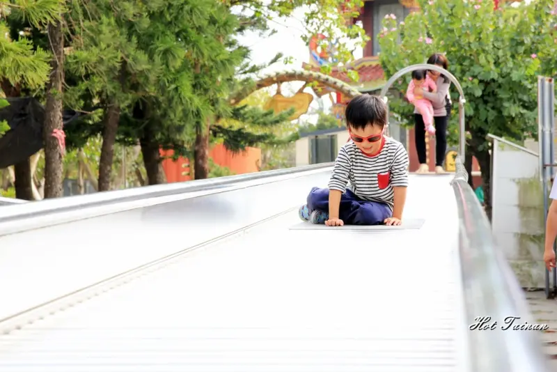 【台南佳里區】佳福寺：全台灣最長的滾輪型溜滑梯，完全免費開放中!!一旁還有兒童樂園和烤肉區，孩子放電的好去處!!!