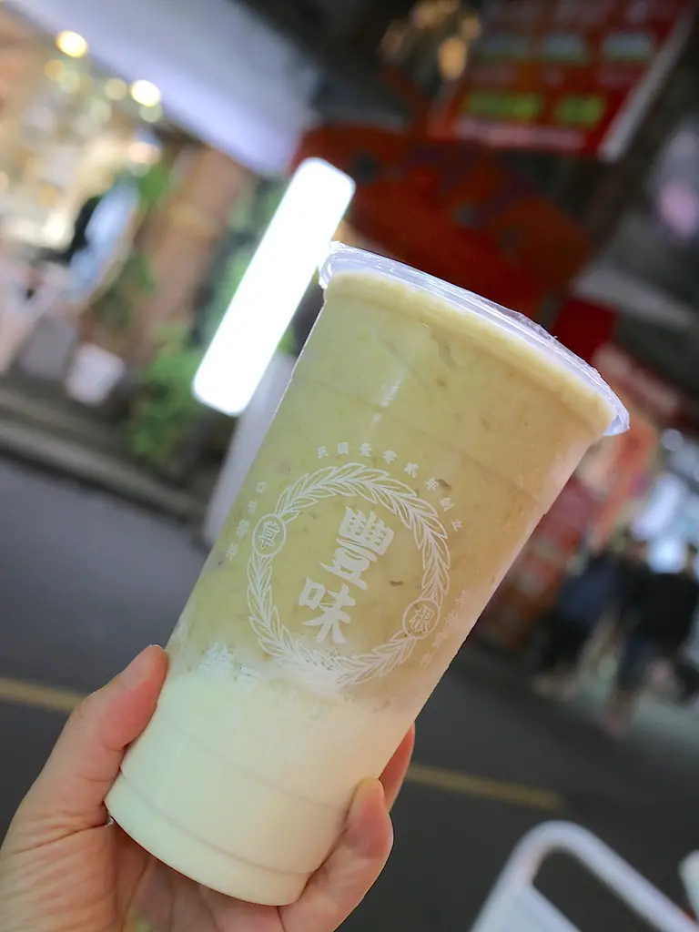 (台中北區。美食)一中商圈內"必喝"的綠豆沙牛奶，整杯滿滿綿密綠豆沙，每一口都好沙！@豐味綠豆沙牛奶｜一中街排隊小吃｜