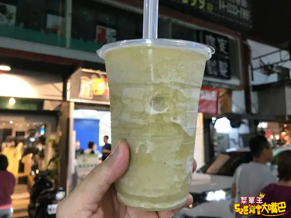 【豐味綠豆沙菜單價位大公開】排隊人潮全為了金字招牌誇張綿密的綠豆沙牛乳～台中市必吃美食小吃餐廳推薦！招牌菜綠豆沙、綠豆沙牛乳、檸檬冰沙。