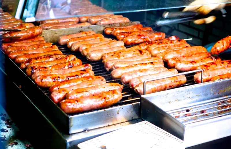 台北中正 泉州街排隊小吃 烤不停的黃家烤香腸 不吃不可 咬一口滿滿台灣在地味～