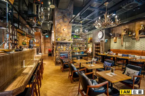 [食記] 重工業風格！卡菲。小食光 (河堤店) 整台機車掛天板，雞絲掛牆壁