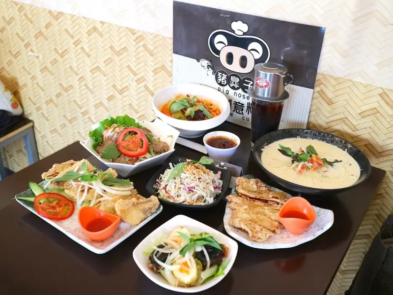 豬鼻子越式創意料理：台南好市多旁的美味越南河粉，平價又美味｜九種湯河粉口味搭配，三種乾拌口味，八種主菜，多種選擇/台南最強｜台南聚餐美食餐廳推薦 - 進食的巨鼠