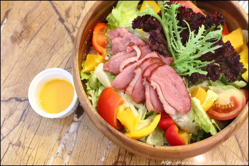 [ 台電大樓站．師大美食 ] 路燈咖啡Light Café師大店～超飽足木盆沙拉與超大杯冰沙(附完整菜單)