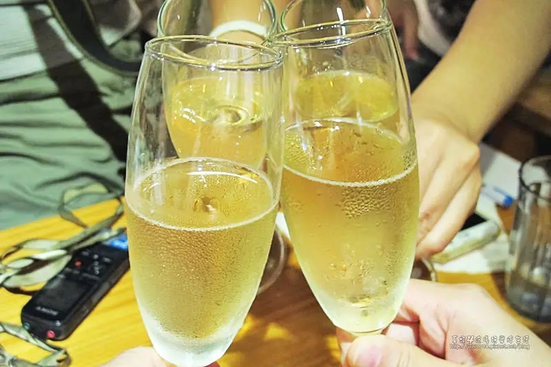 久坐族缺氧的救星來了! 老虎牙子有氧氣泡飲料/有氧濃縮膠囊，健康補氧的有撇步