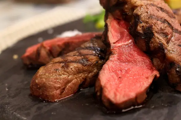 牛排露出粉嫩色澤~Happy J House 快樂爵士屋~        
      