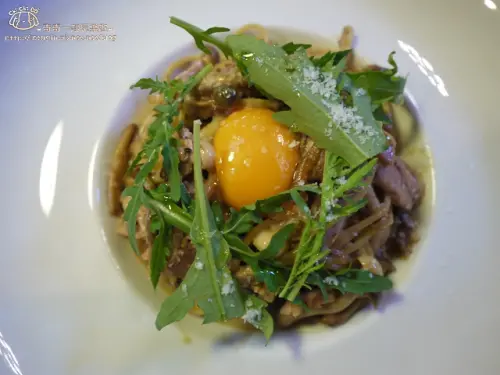 【台北東區．忠孝復興站】Bistro Smith咖啡餐酒館-超優秀蘑菇奶油與碳烤小豬(後火腿肉)義大利麵