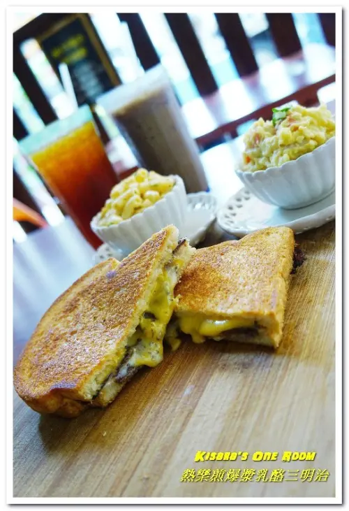 高雄後驛美食．不只爆漿鹹口味，一如浪花般的熱煎棉花糖襲來！──熱樂煎爆漿乳酪三明治        
      