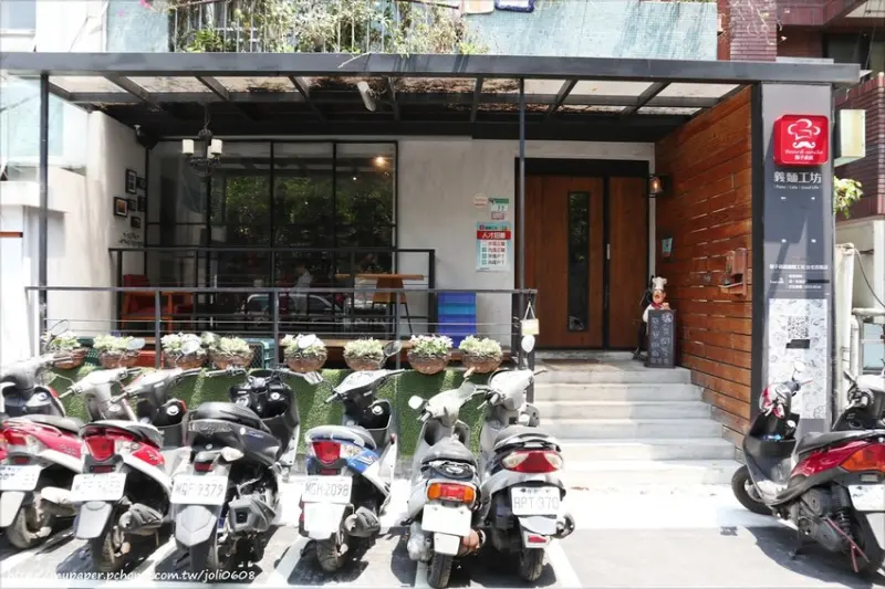 【鬍子叔叔義麵工坊】信義店~信義區美食推薦 平價高CP值義式料理 貼心提供沙拉吧 團體聚餐首選 免收服務費