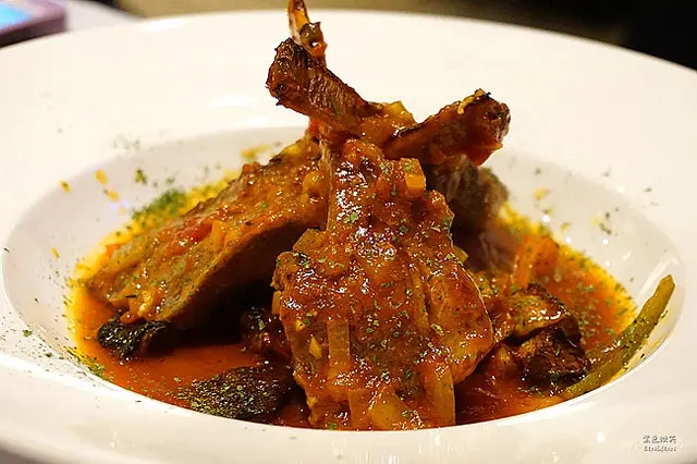 信義安和站美食▋鬍子叔叔義麵工坊~面對充滿綠意小公園，用餐感覺很舒服，內部平價奢華風格，適合聊天聚會