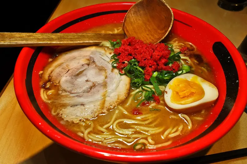 一幻拉麵台北信義店,蝦頭熬成的湯頭,選個細麵再配碗飯,好吃