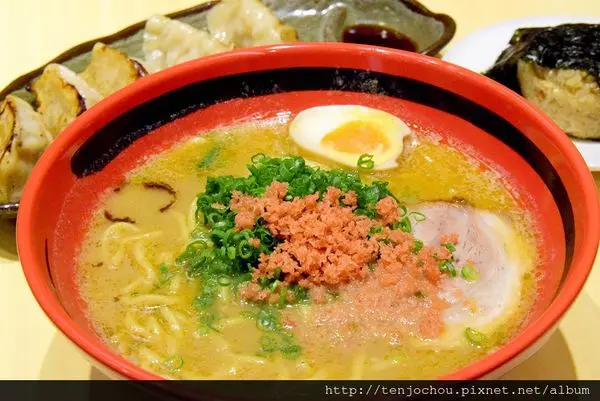 花花，甲飽沒【台北食記】一幻拉麵 北海道排隊名店台灣一號店 湯頭根本「蝦」透了！信義區美食餐廳推薦