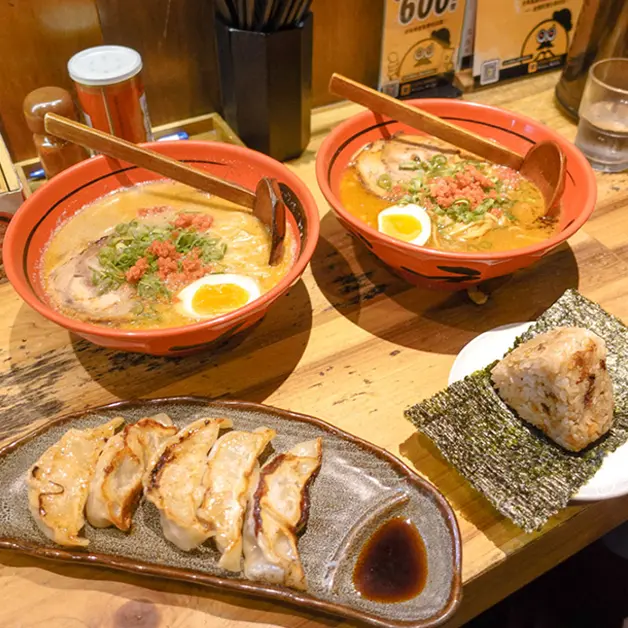 信義區美食。一幻拉麵 超濃郁蝦拉麵  在口中炸裂的濃郁蝦味   來吃幾次都不會膩