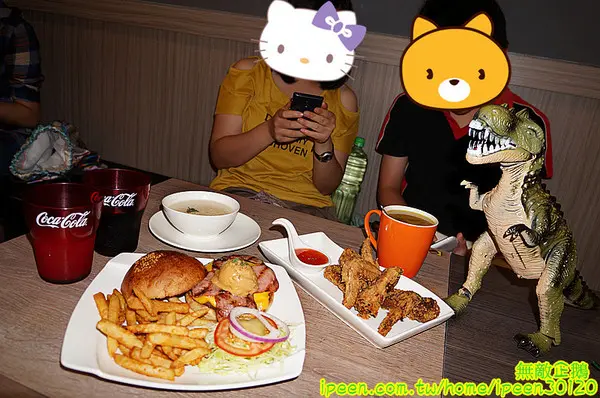 【台中-西屯區】手工漢堡肉x花生醬..擁有法式靈魂的美式漢堡..氣泡飲料.無限暢飲!~大推達拉斯牛小排燉飯(辣).花生醬燒烤堡.泰式甜辣雞翅...《艾可先生漢堡餐廳(逢甲店)》        
  