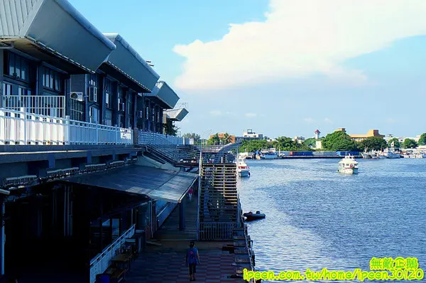 【台南-安平區】可以看到對面的林默娘公園...走到底還有戀愛廣場喔!~《碧海碼頭》        
      