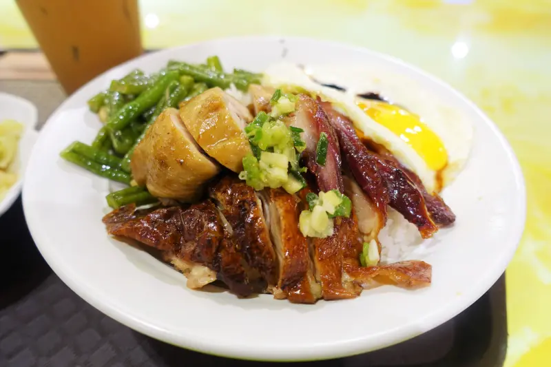 『微風廣場│忠孝復興站│南京復興站』香港88茶餐廳(微風店)-道地港式飲茶、師徒制傳承美味、鮮嫩多汁三寶飯，滑順好入口絲襪奶茶、香港人老闆的好手藝