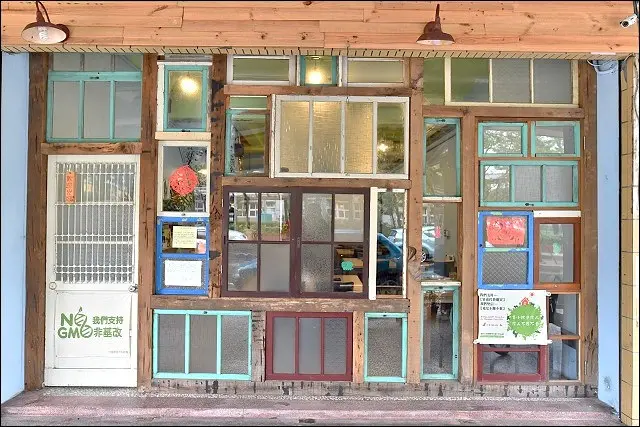 《宜蘭必吃美食》頭城木窗火鍋店~隱藏在彩色老窗框後頭，滾著在地小農蔬菜和現燙新鮮小卷的暖呼呼鍋物！