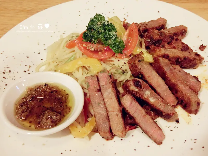 索瓦 台中中山店。台中火車站前!五南文化廣場!書香中享用美食!早午餐、披薩、義大利麵、燉飯、兒童餐、商業午餐、鬆餅!