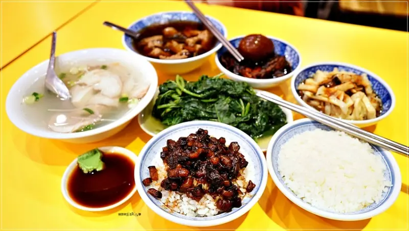 【萬華滷肉飯】小王煮瓜／龍山寺捷運站～華西街美食，飄香45年的在地小吃，米其林必比登推薦的黑金魯肉飯，好吃不油膩