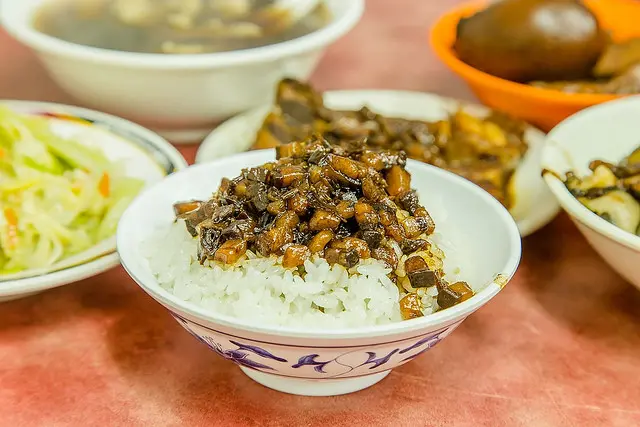 【台北捷運美食】【龍山寺捷運站美食】再寫小王清湯瓜仔肉-黑金魯肉飯