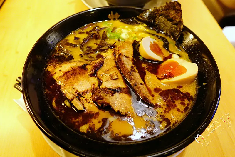 【台北拉麵】世田谷拉麵 站前店 黑豚骨拉麵濃郁內含黑麻油香氣，叉燒也夠美味的～台北車站HOYII(B2)