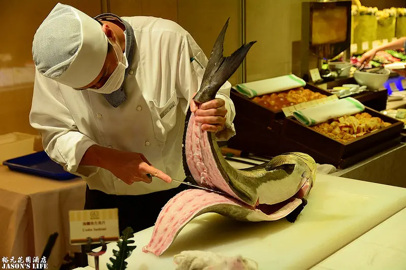 【台中│美食】吃到飽餐廳，多種異國料理及海鮮、台南牛肉湯，還有現殺的殺魚秀，生魚片好甜啊，可免費預訂大包廂開趴喔。裕元花園酒店-溫莎咖啡廳