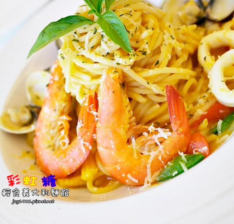 [台南永康區]彩虹糖 輕食●義大利麵館-彩虹繽紛的用餐空間，推南瓜奶油海鮮麵、迷迭香雞排義大利麵和檸檬生乳酪塔!!