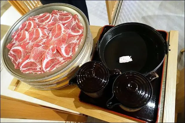 《捷運淡水信義線美食/中山站/小姑食記》中山北路どん亭Don tei上極鍋物．壽喜燒~日本原汁原味壽喜燒雪花和牛吃到飽