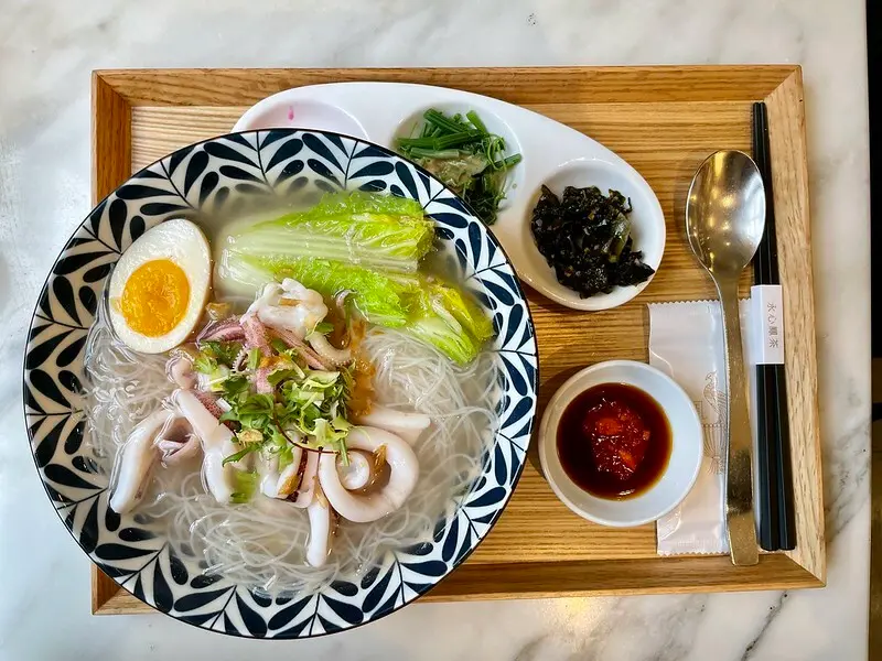 【台灣，高雄市，苓雅區】時尚又復古的新台式茶館～永心鳳茶 Yonshin Tea 中山店。(高雄美食）