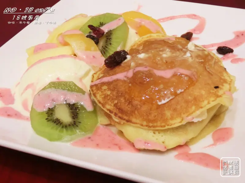 《美食推薦》【桃園】18號廚房 NO．18 cafe 。早午餐 咖啡 簡餐 桃園火車站下午茶 復古工業風 桃園咖啡館推薦