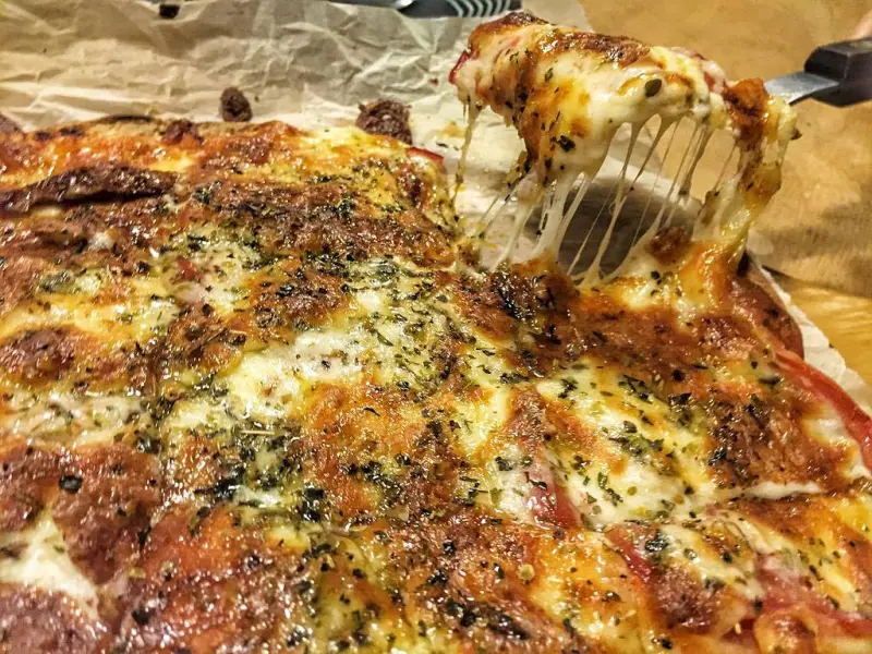 【食記】台北西門｜隱藏在二樓的服飾個性小店｜起司控最愛的超牽絲披薩及丼飯｜妳有咖啡neo cafe