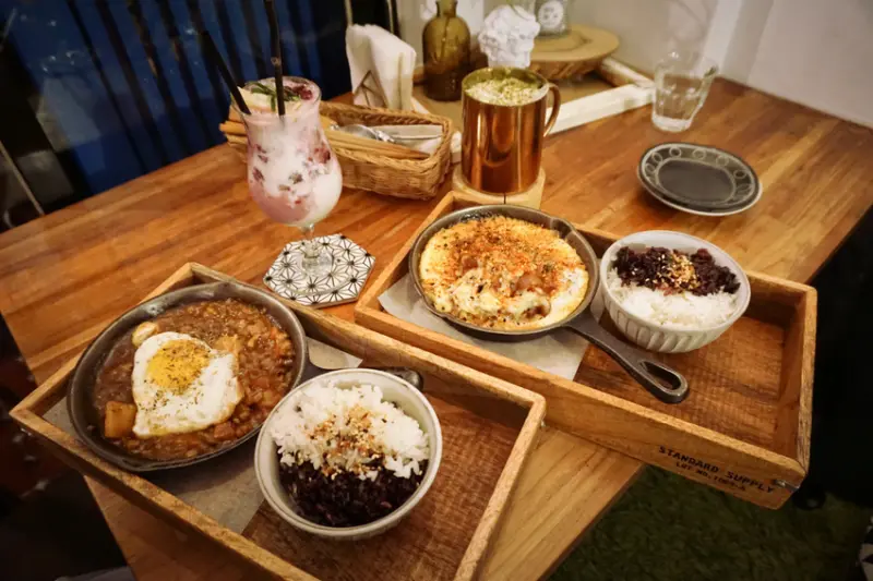 【西門町】「妳有咖啡」，一個超適合談天說地的小角落，讓人重新愛上西門的咖啡廳！必吃起司親子丼😊